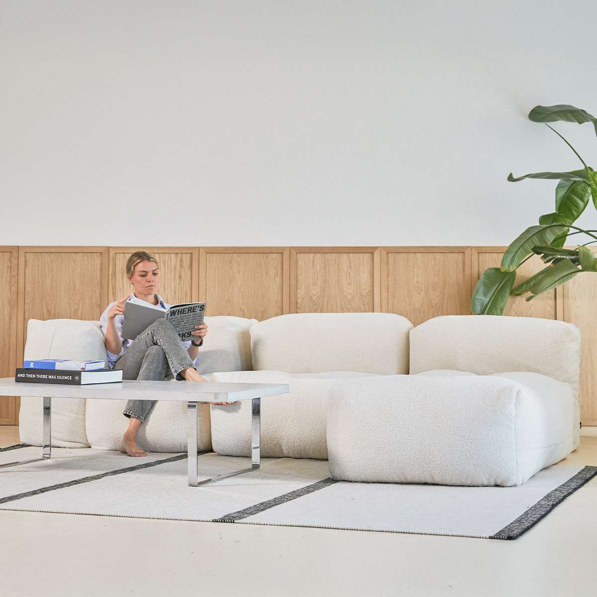 Soft Sofa Indoor Lounger i beige corduroy stoff med myk, modulbasert design og lav sittehøyde.