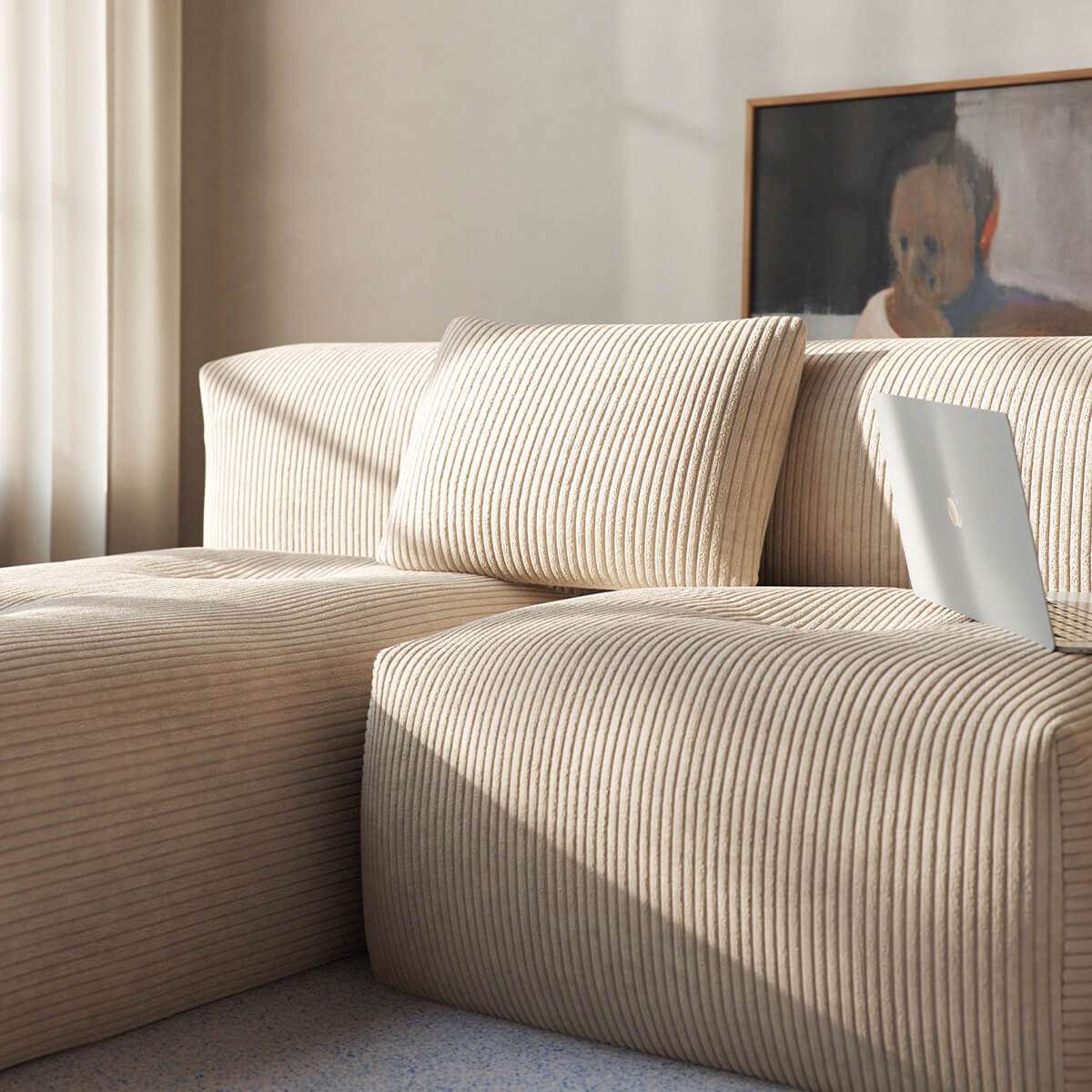 Rektangulær Soft Sofa Indoor Cushion i mykt Teddy Beige stoff på lys bakgrunn.