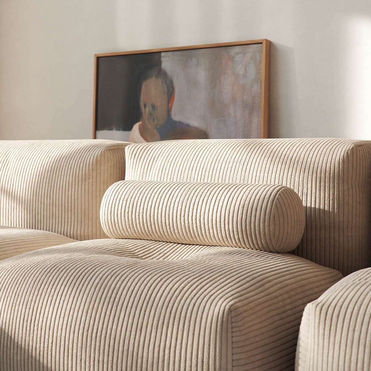 Avlang bolsterpute i Teddy Beige stoff, designet for støtte og komfort i sofaen.