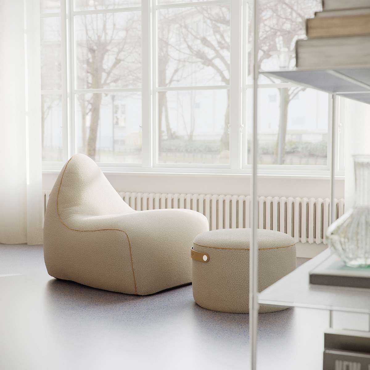 SACKit Chair Indoor i Cosmo Beige med rund, myk form og kaldskumfyll, plassert i lyst rom.