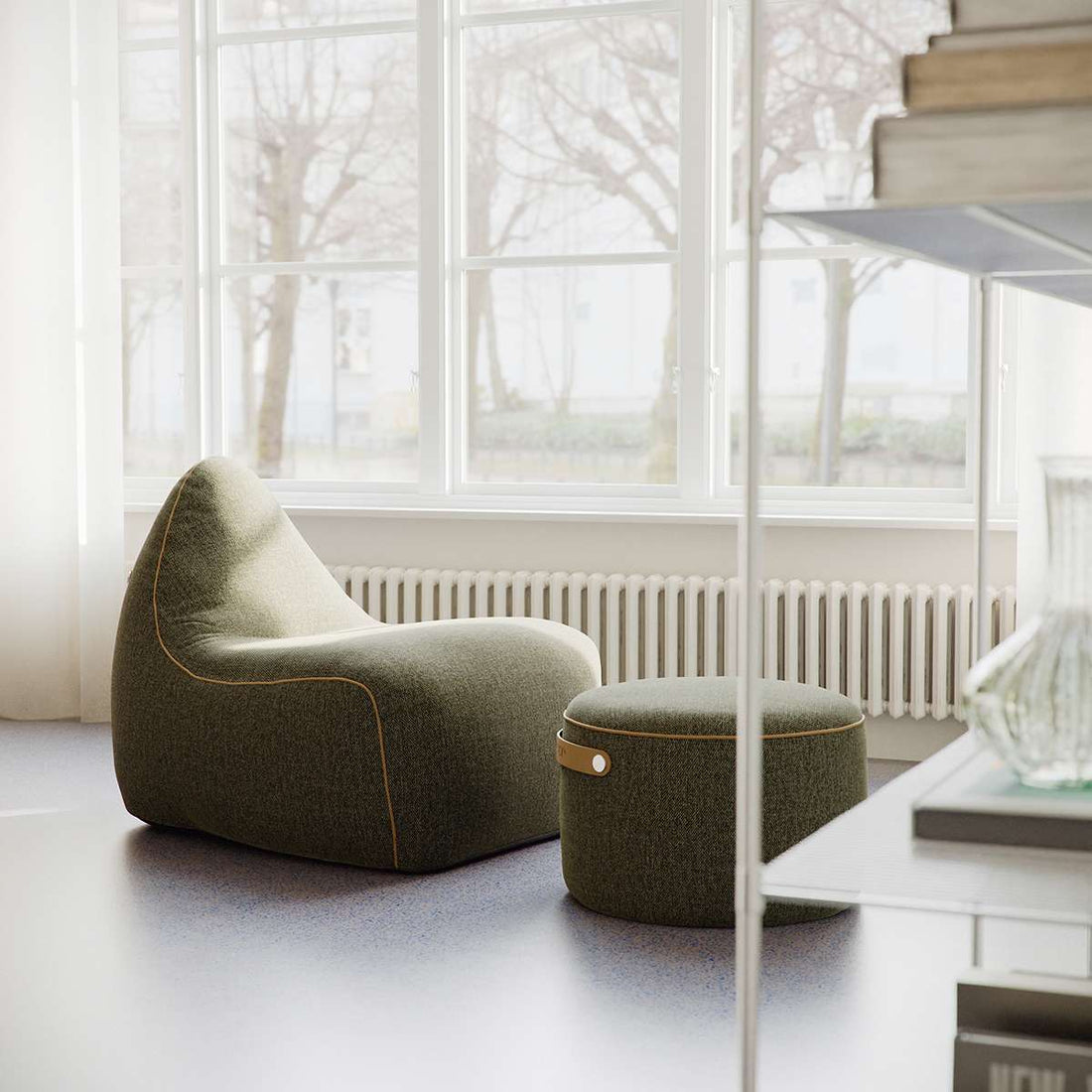 SACKit Chair Indoor i rund form med mykt Cosmo Olive stoff og kaldskumfyll, lav sittehøyde.