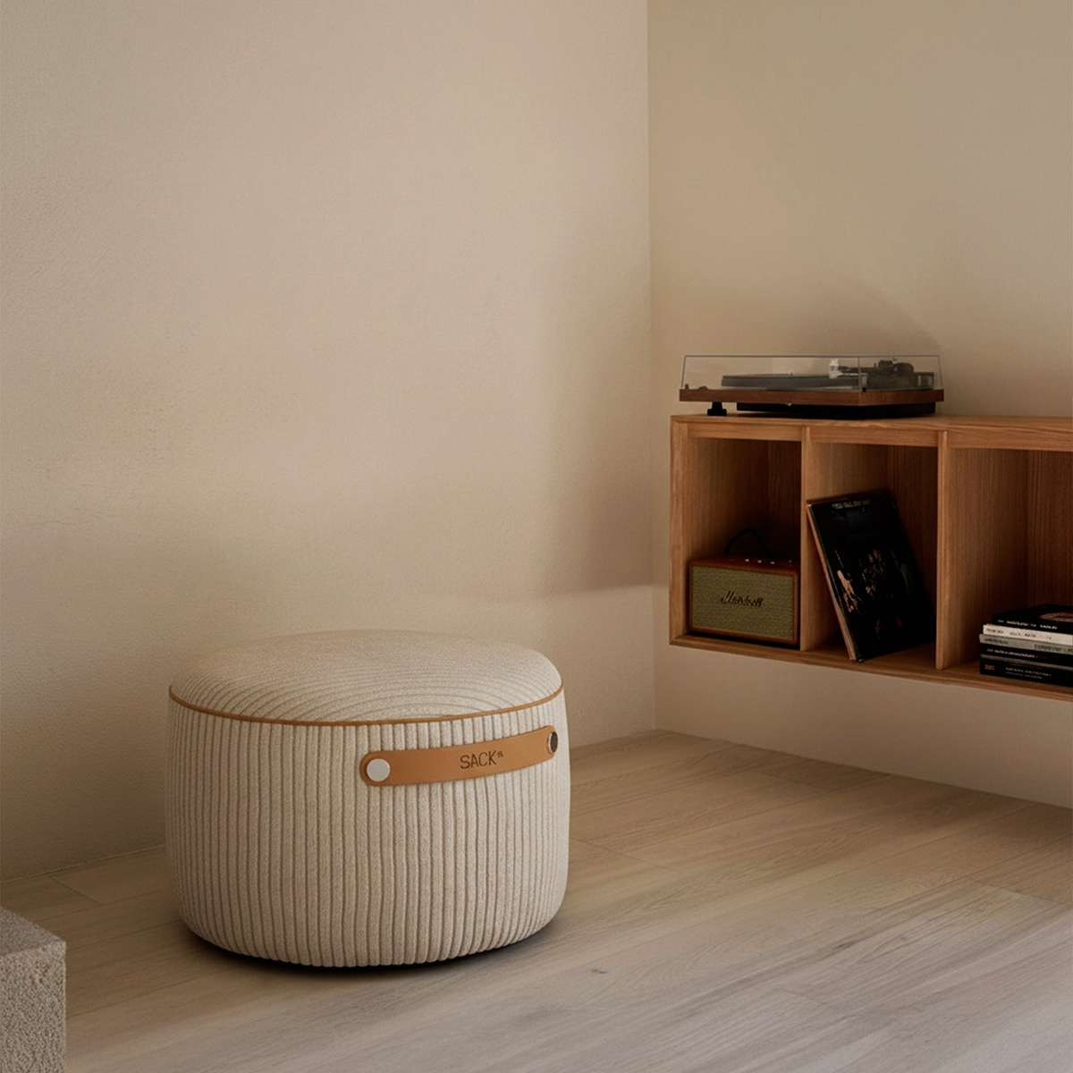 SACKit Pouf Indoor i Teddy Beige stoff med rund, kompakt form og myk fylling.