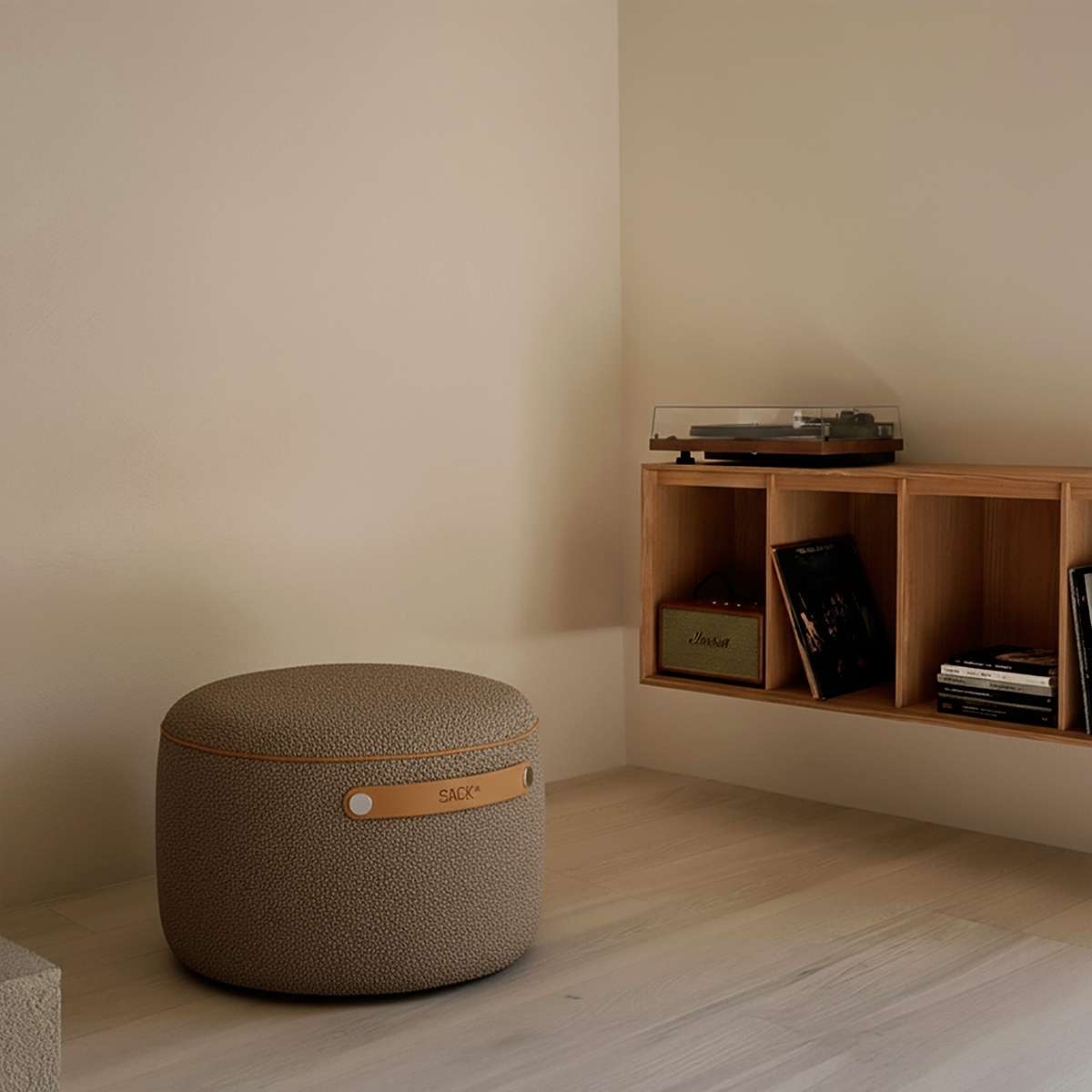 SACKit Pouf Indoor i Teddy Brown stoff, rund puf med myk kaldskumfylling og sklisikre punkter.