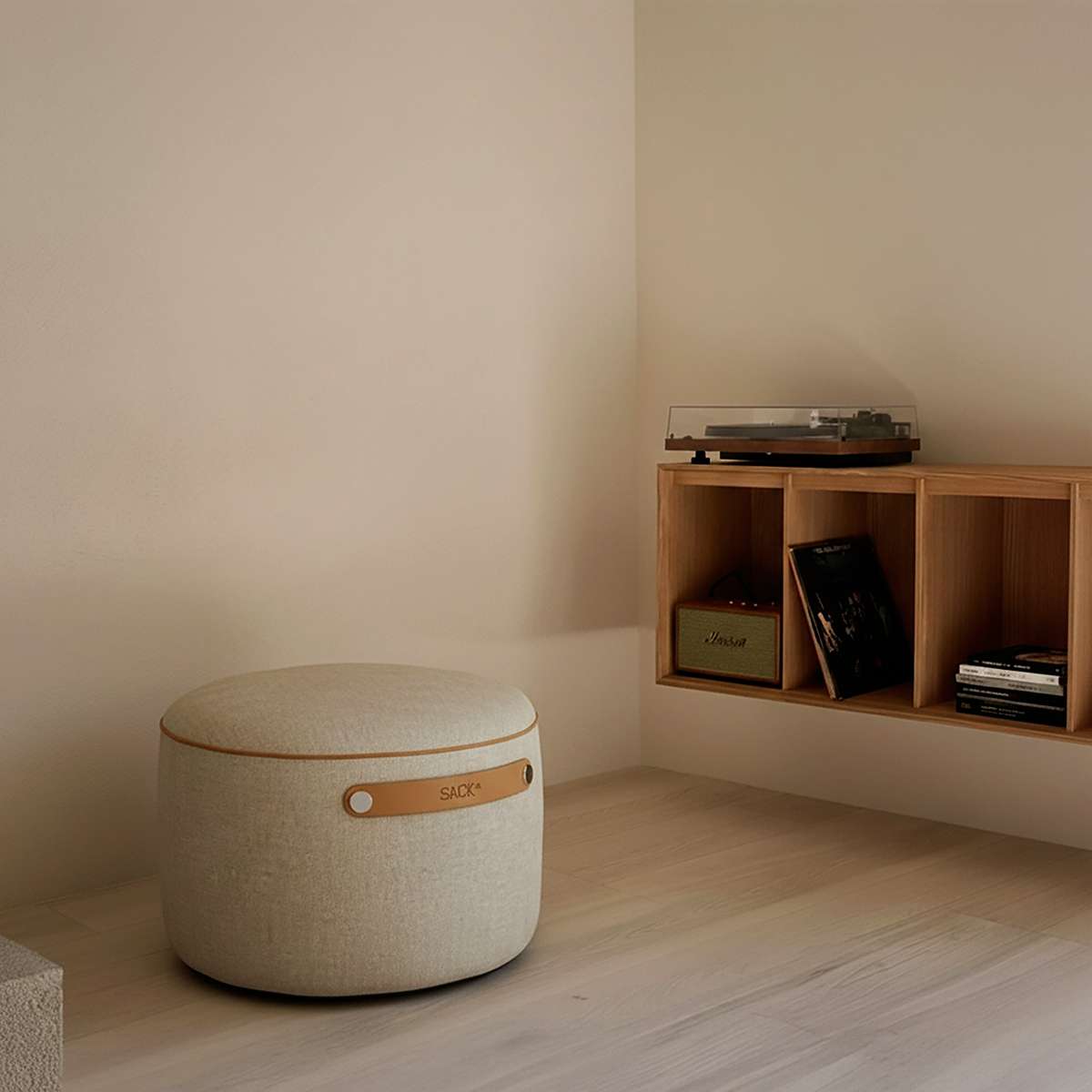 SACKit Pouf Indoor i Teddy Beige stoff, rund og kompakt puf med myk overflate.