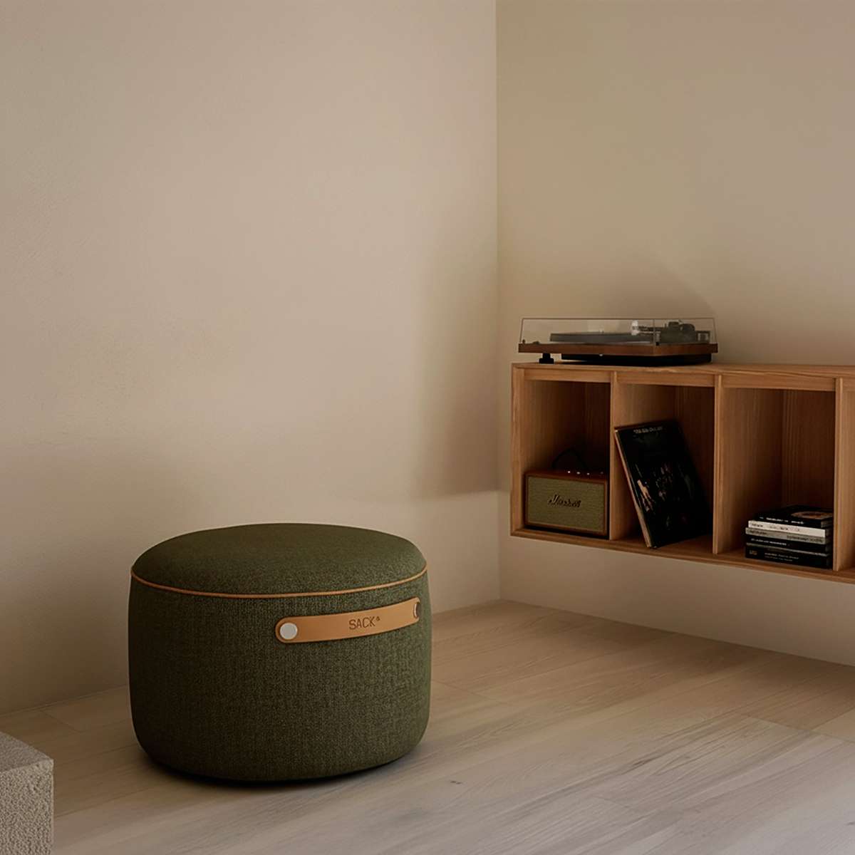 SACKit Pouf Indoor i Corduroy Olive stoff, rund puf med sklisikker bunn og stropp på siden.