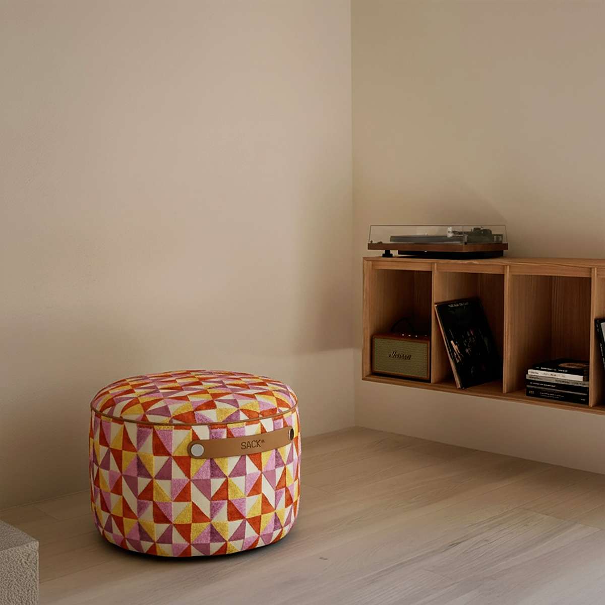 Rund SACKit Pouf Indoor i Levanka-tekstilen med myk, polstret overflate og sklisikker bunn.