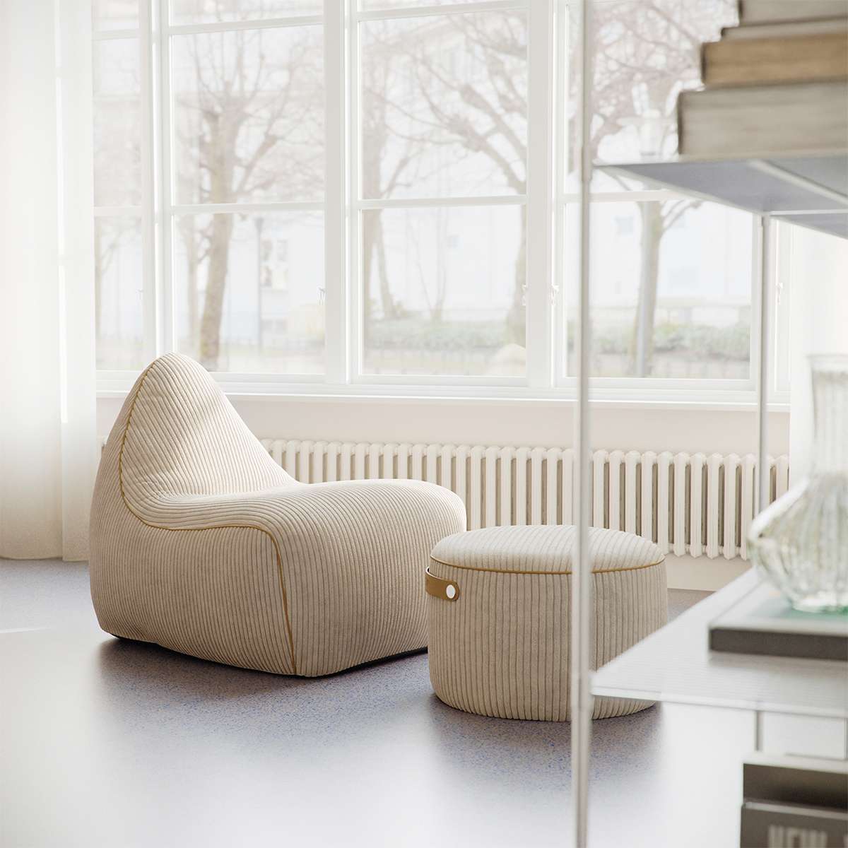 SACKit Chair & Pouf Indoor i Teddy Beige tekstil, myk og komfortabel sækkestol med puf.