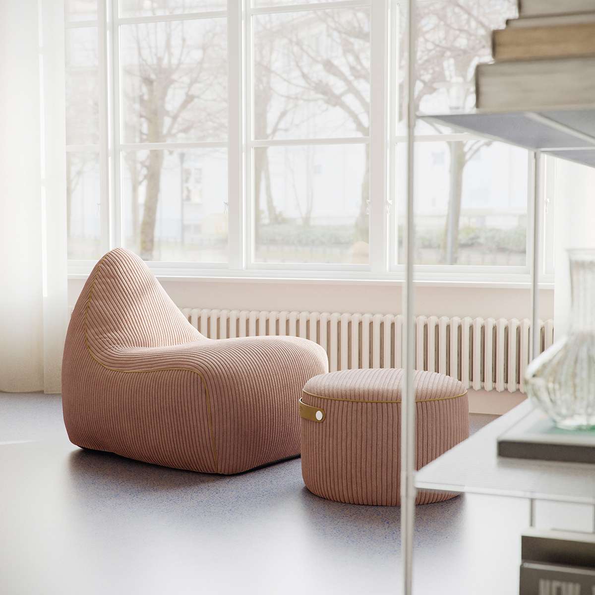 SACKit Chair & Pouf Indoor i grønn kordfløyel, moderne og komfortabel loungemøbel i skandinavisk stil.