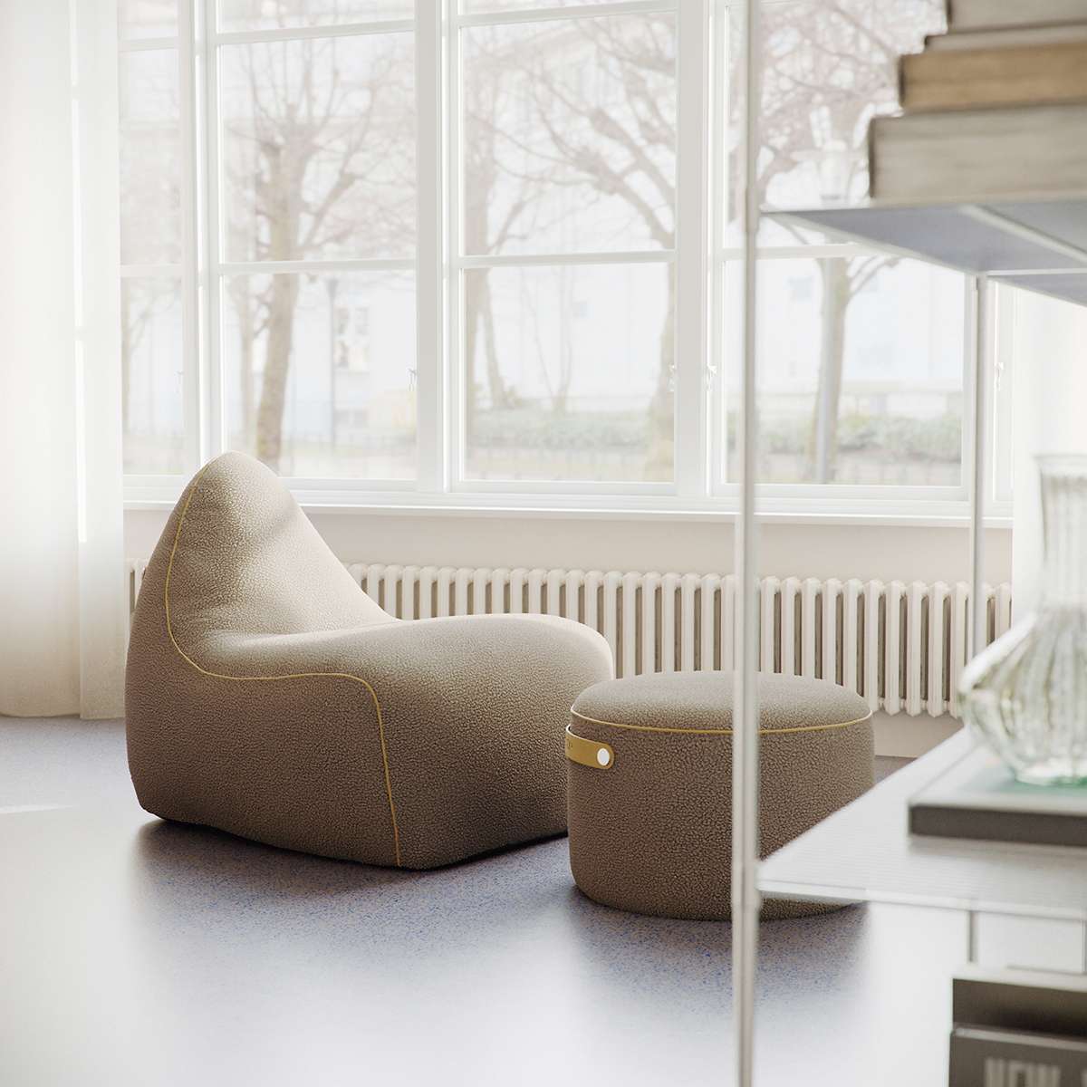 SACKit Chair & Pouf Indoor i mykt Teddy Brown stoff med rund puf og komfortabel stol.