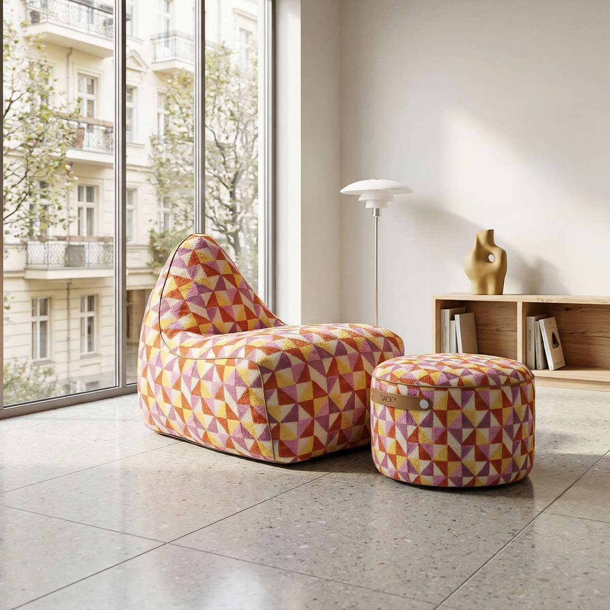 SACKit Chair & Pouf Indoor i mykt tekstil, rund puf og stol med ryggstøtte i nøytrale farger.