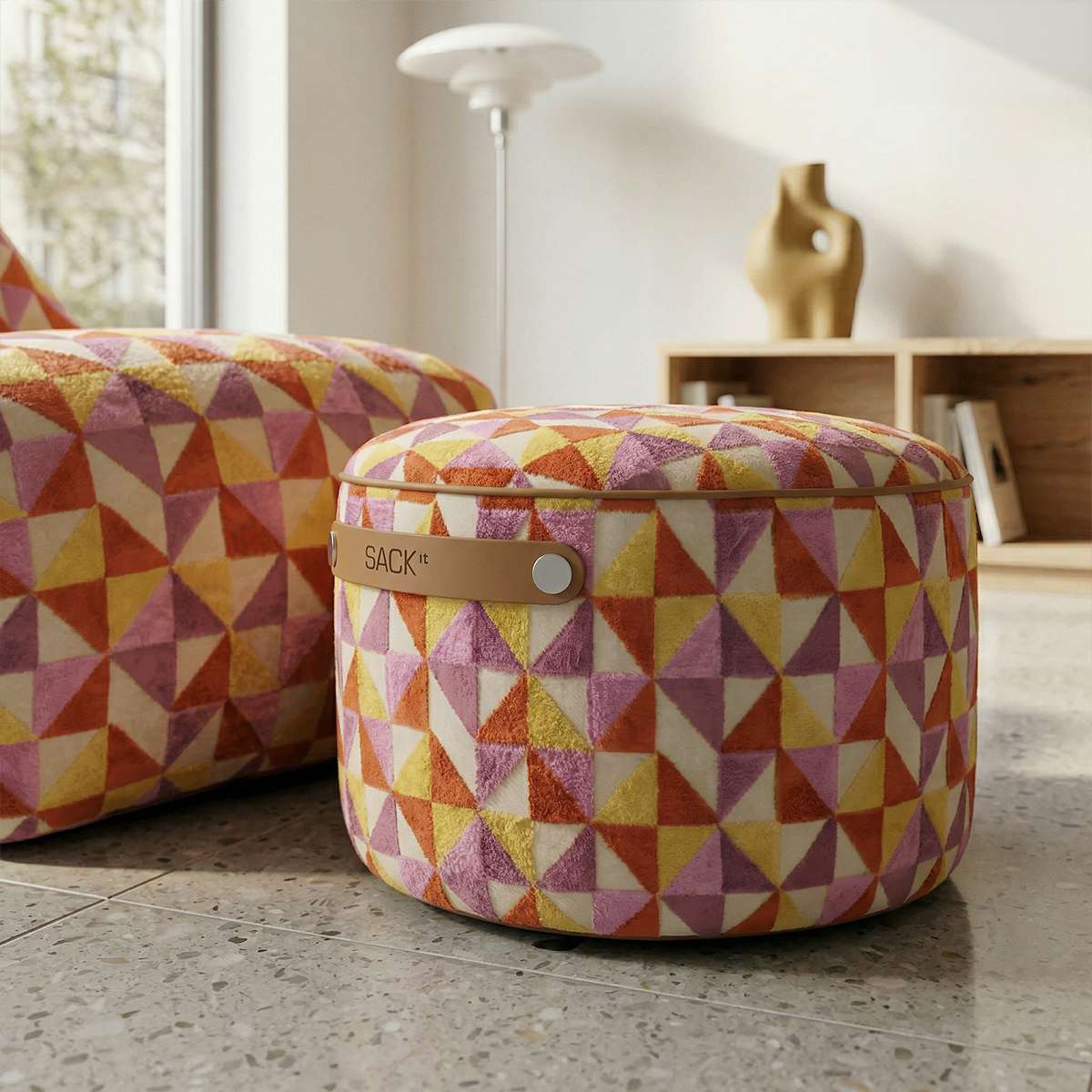 SACKit Chair & Pouf Indoor i mykt tekstil, formfast loungestol og rund puf til innendørs bruk.