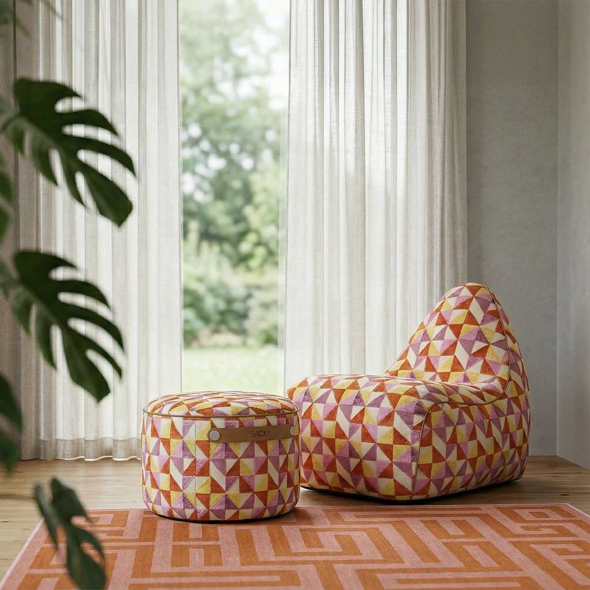 SACKit Chair & Pouf Indoor i et mykt, formfast design med kaldskum og sklisikker bunn.