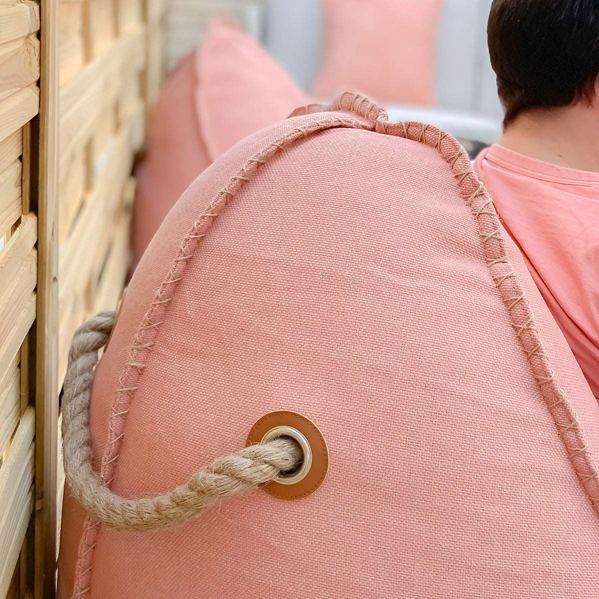 Cobana Lounge Chair og Pouf i grå olefinfiber med rund puf og ryggstøtte, innendørs og utendørs bruk.