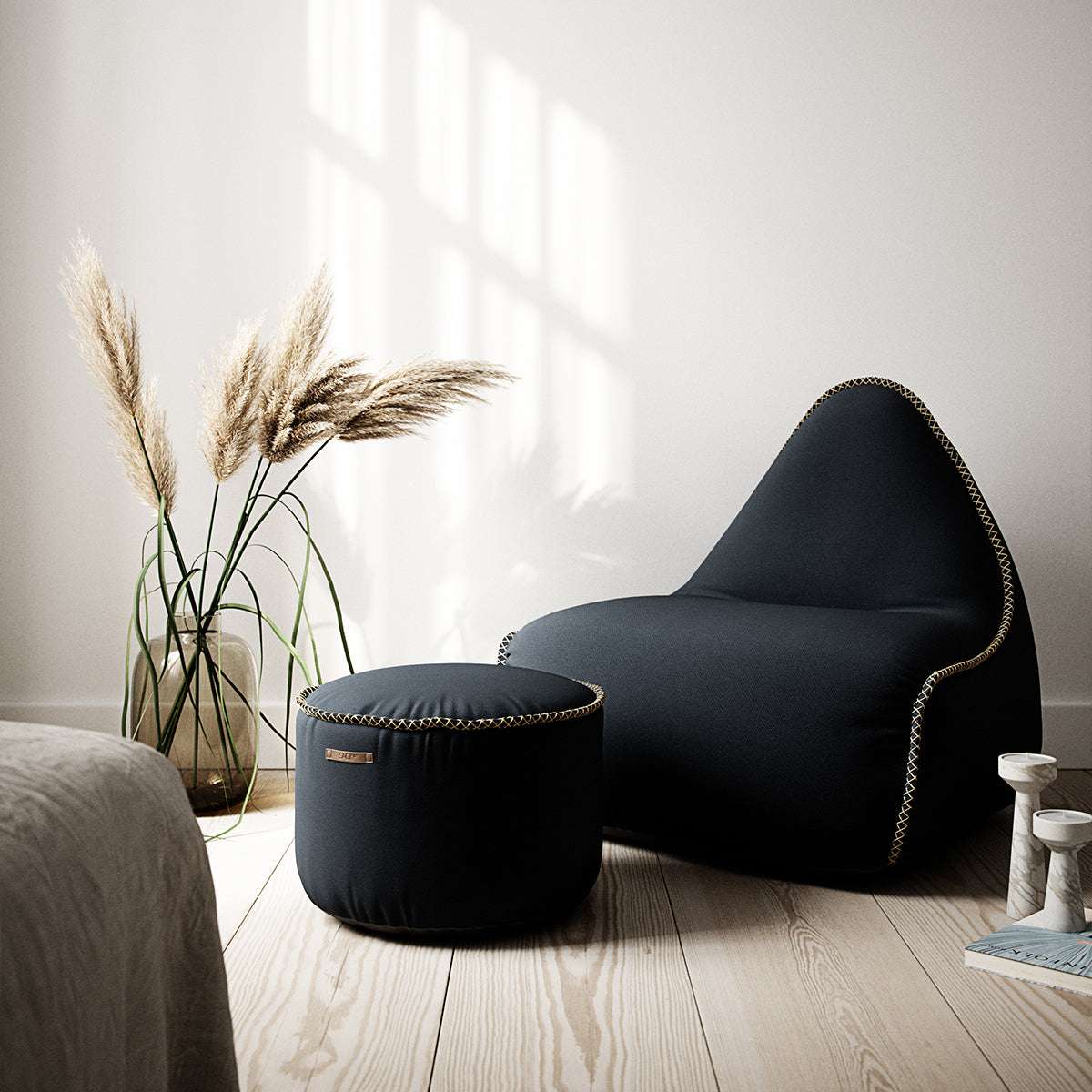 Cura Lounge Chair & Pouf i grått Cura-stoff med ryggstøtte, dansk design, bærekraftig sakkosekkstol.
