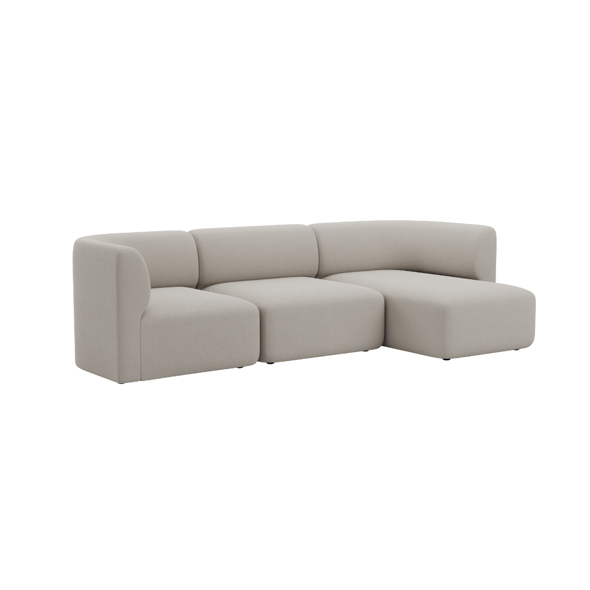 Lys beige sackit Fjord sofa med tre sitteplasser og høyrevendt sjeselong i mykt skandinavisk design for moderne hjem
