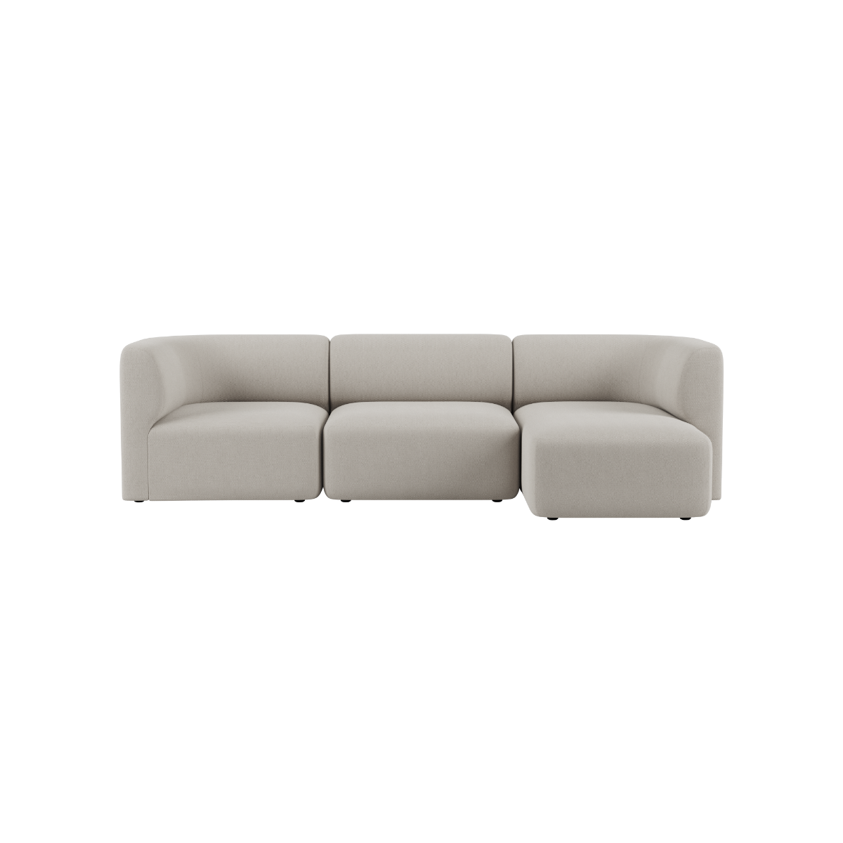 sackit Fjord sofa i lyst tekstil med myke avrundede former og tre sitteplasser for en rolig skandinavisk stil innendørs