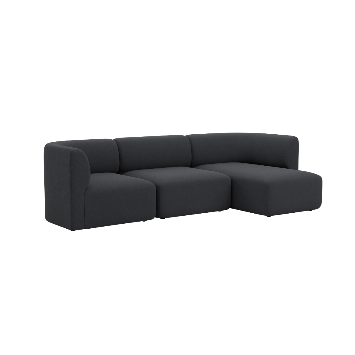 Mørk Fjord sofa med tre sitteplasser og høyrevendt sjeselong i mykt skandinavisk design fra sackit for stilrene innendørsområder