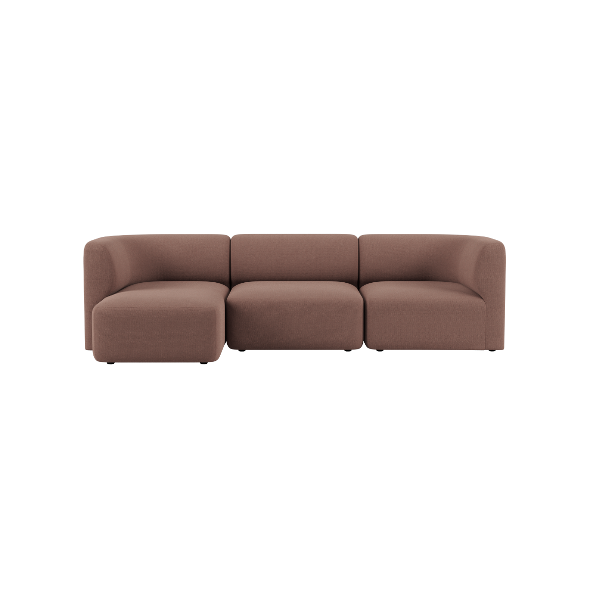 Brun Fjord sofa med tre sitteplasser og venstrevendt sjeselong fra sackit med myke linjer og et rolig skandinavisk uttrykk for hjemmet