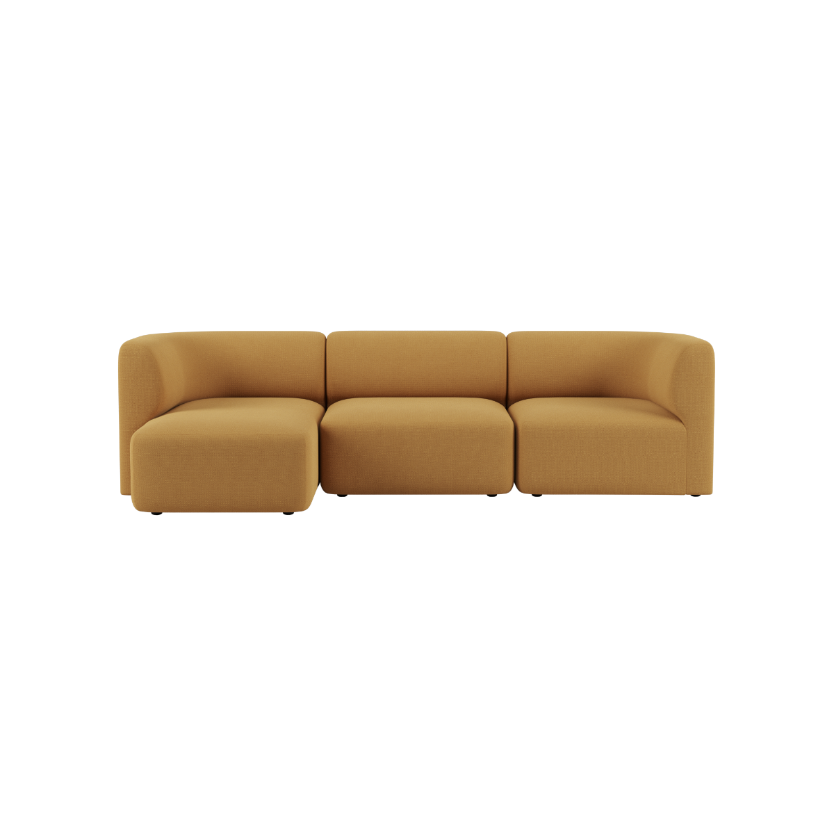 sackit Fjord sofa med tre sitteplasser og venstrevendt sjeselong i varm okerfarget tekstil med myke avrundede former og skandinavisk design
