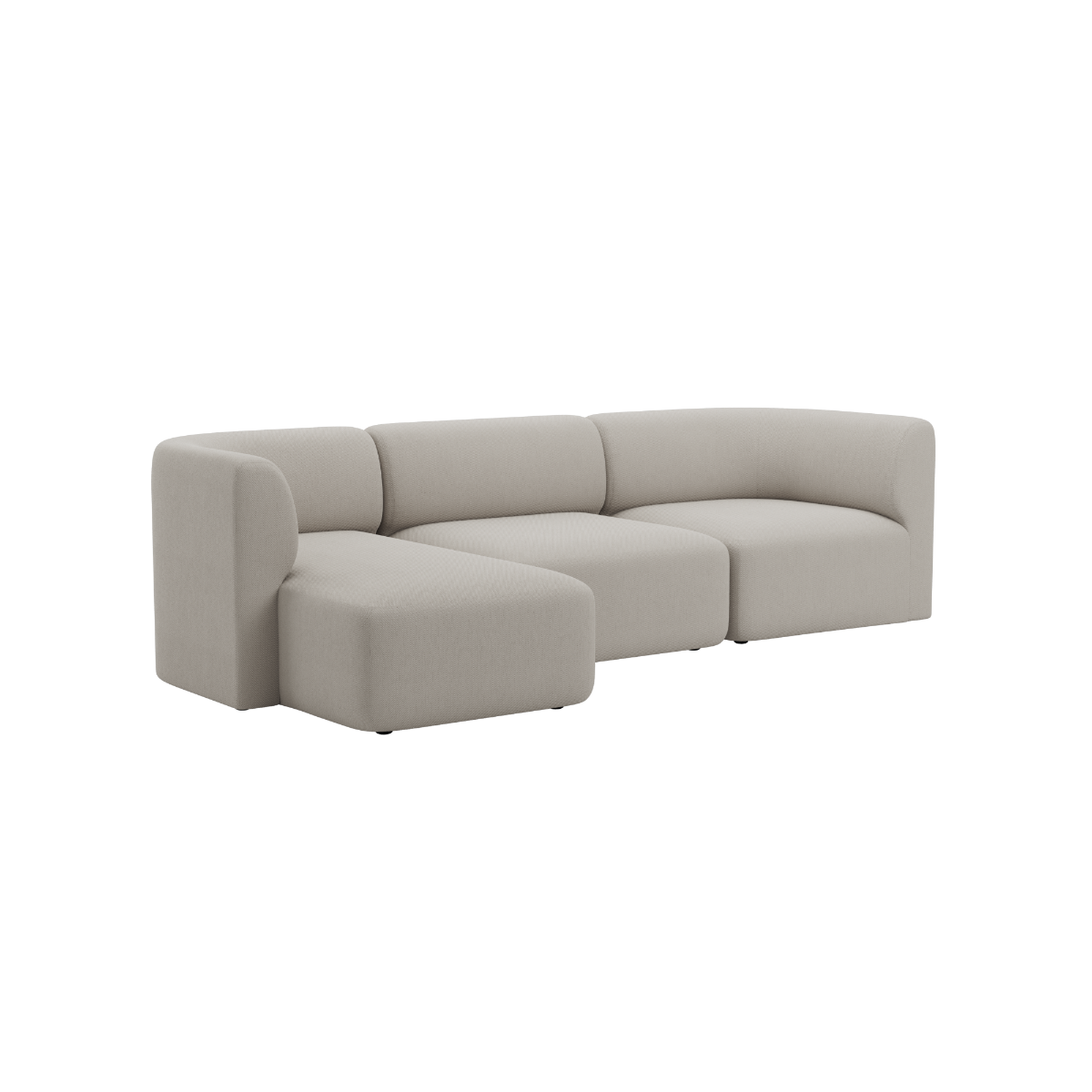 Lys beige Fjord sofa fra sackit med tre sitteplasser og venstrestilt sjeselong i mykt skandinavisk design